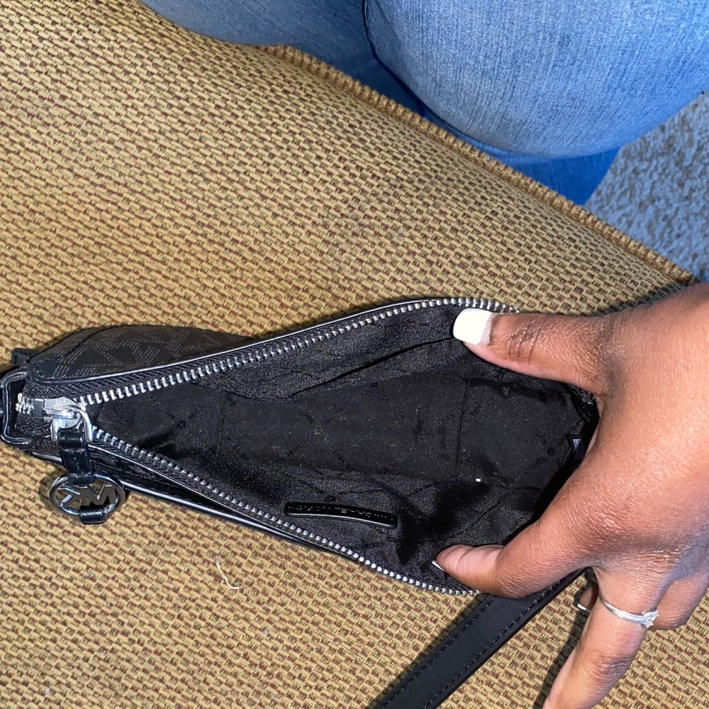 Michael Kors Crossbody purse - Picture 4 of 7